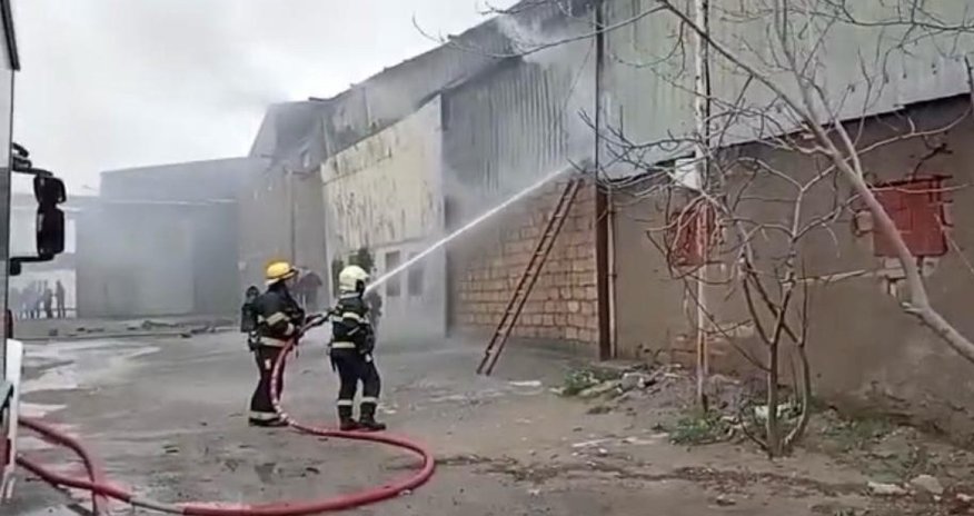 Binəqədidə baş vermiş yanğın söndürülüb - Yenilənib Binəqədidə baş vermiş yanğın söndürülüb - Yenilənib