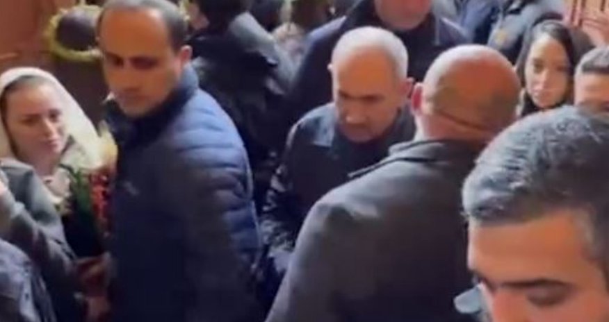Paşinyana kilsədə hücum olunub Paşinyana kilsədə hücum olunub