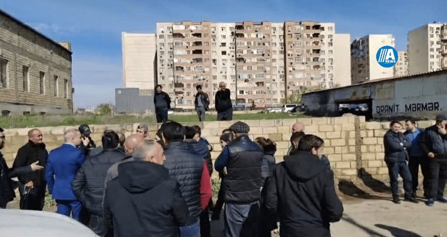 Abşeron Gənclər Şəhəriciyində sakinlər zirzəmilərin su basmasına etiraz edir - Video/Yenilənib Abşeron Gənclər Şəhəriciyində sakinlər zirzəmilərin su basmasına etiraz edir - Video/Yenilənib