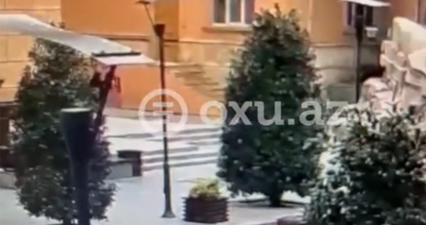 В сети появились кадры вандализма в киноцентре "Низами" В сети появились кадры вандализма в киноцентре "Низами"