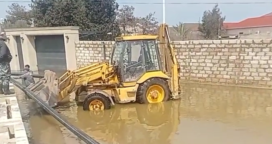В Баку и на Абшеронском полуострове продолжается откачка дождевых вод В Баку и на Абшеронском полуострове продолжается откачка дождевых вод