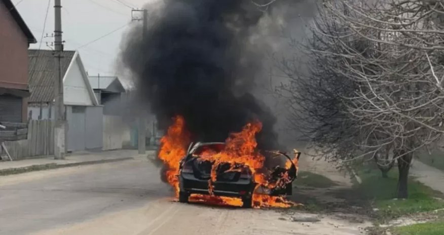 Xersonda avtomobilə zərbə endirilib, ölən və yaralananlar var Xersonda avtomobilə zərbə endirilib, ölən və yaralananlar var