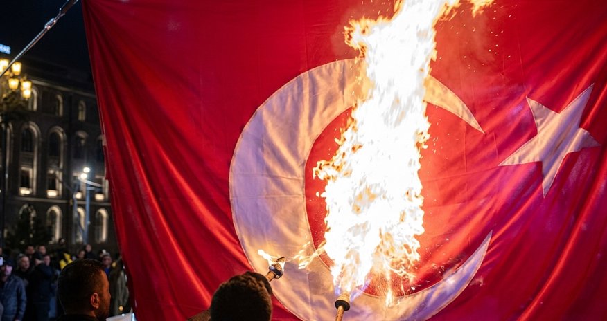 İrəvanda Türkiyə bayrağı yandırılıb - Video İrəvanda Türkiyə bayrağı yandırılıb - Video