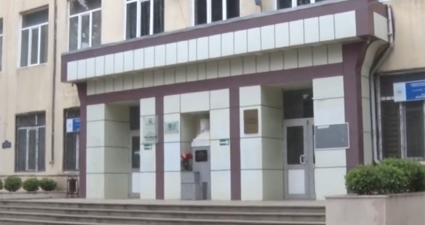 Bakıda 7-ci sinif şagirdinin bulinqə məruz qaldığı deyilir - Video Bakıda 7-ci sinif şagirdinin bulinqə məruz qaldığı deyilir - Video
