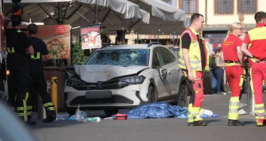 Не менее двух человек погибли при наезде автомобиля в Германии Не менее двух человек погибли при наезде автомобиля в Германии