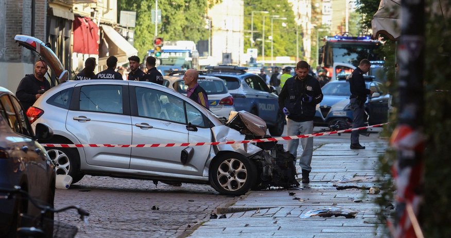 İtaliyada avtomobil izdihama çırpılıb, azı 10 nəfər xəsarət alıb İtaliyada avtomobil izdihama çırpılıb, azı 10 nəfər xəsarət alıb
