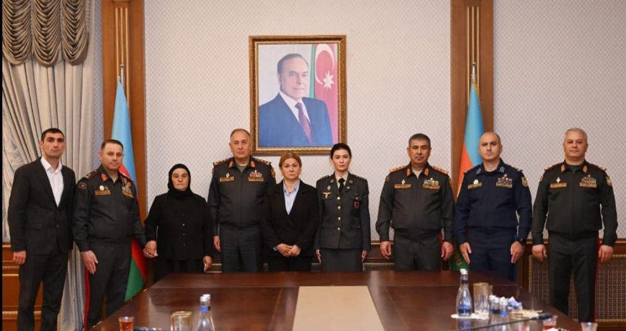 Milli Qəhrəman Pəncəli Teymurovun medalı ailəsinə təqdim olunub Milli Qəhrəman Pəncəli Teymurovun medalı ailəsinə təqdim olunub