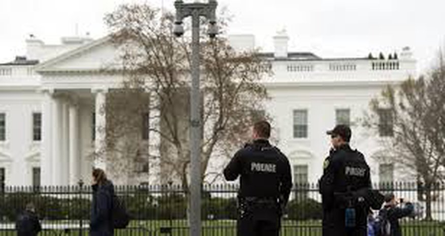 У Белого дома произошла стрельба, Трамп не пострадал У Белого дома произошла стрельба, Трамп не пострадал
