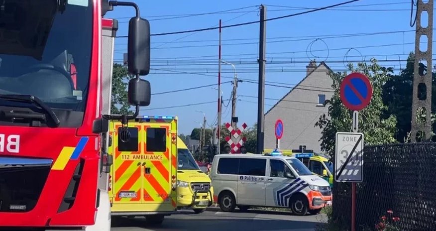 В Бельгии при столкновении школьного автобуса и поезда погибли несколько человек В Бельгии при столкновении школьного автобуса и поезда погибли несколько человек