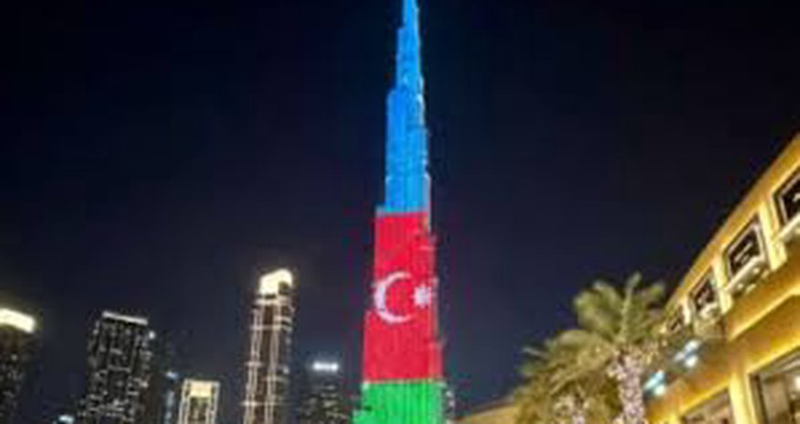Bürc Xəlifə Azərbaycan bayrağının rəngləri ilə işıqlandırılıb Bürc Xəlifə Azərbaycan bayrağının rəngləri ilə işıqlandırılıb