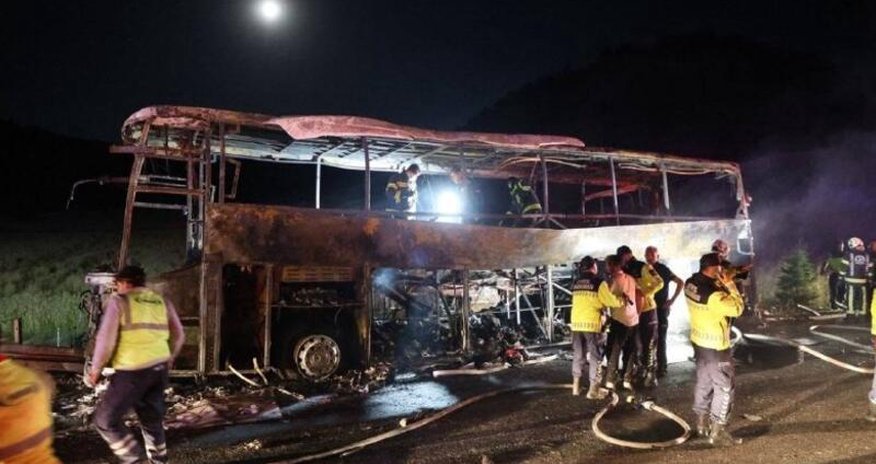 Türkiyədə sərnişin avtobusu yanıb, 8 nəfər ölüb Türkiyədə sərnişin avtobusu yanıb, 8 nəfər ölüb