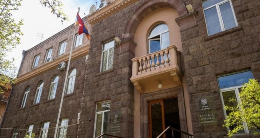 Партия Царукяна выводит сторонников к зданию ЦИК Армении Партия Царукяна выводит сторонников к зданию ЦИК Армении