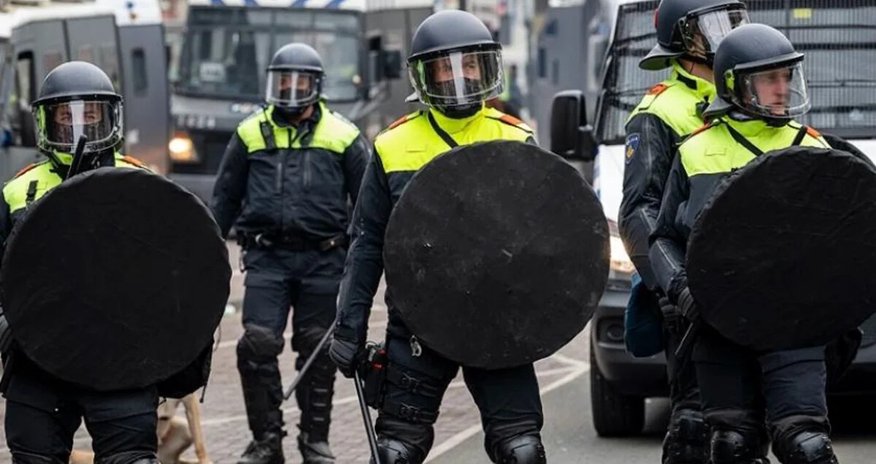 В нидерландском Вейк-бий-Дурстеде полиция задержала 7 участников беспорядков В нидерландском Вейк-бий-Дурстеде полиция задержала 7 участников беспорядков