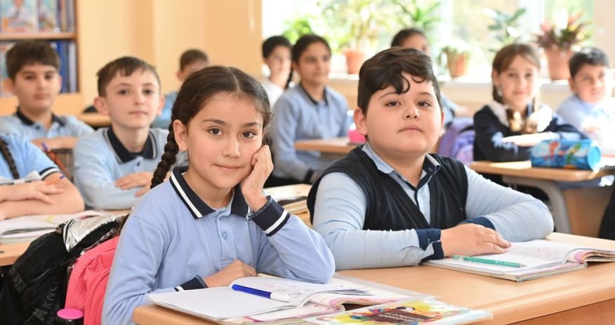 Şagirdlərin geyim qaydası qanuna salınır Şagirdlərin geyim qaydası qanuna salınır
