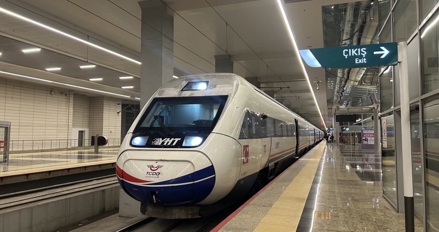 İstanbulda hava limanına gedən metro qatarı relsdən çıxıb İstanbulda hava limanına gedən metro qatarı relsdən çıxıb