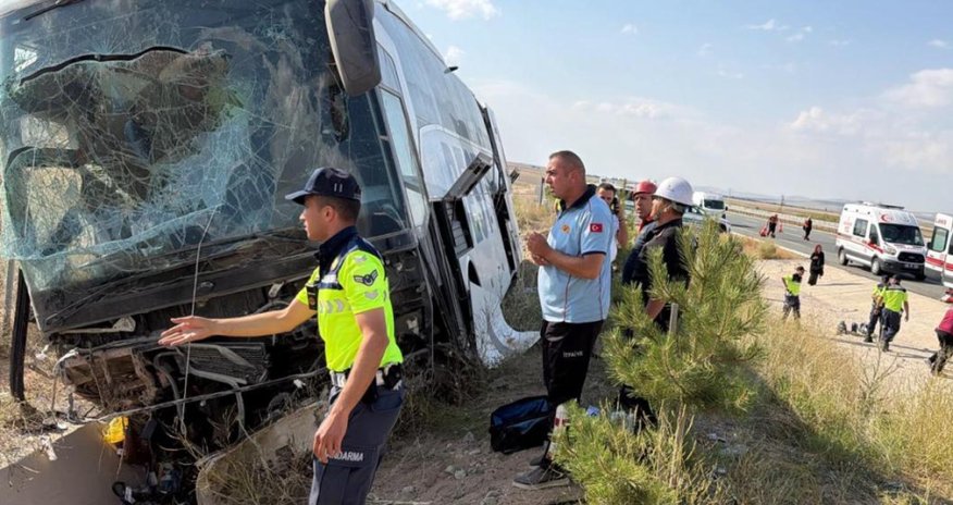 Türkiyədə sərnişin avtobusu qəzaya uğrayıb, 40 nəfər xəsarət alıb Türkiyədə sərnişin avtobusu qəzaya uğrayıb, 40 nəfər xəsarət alıb