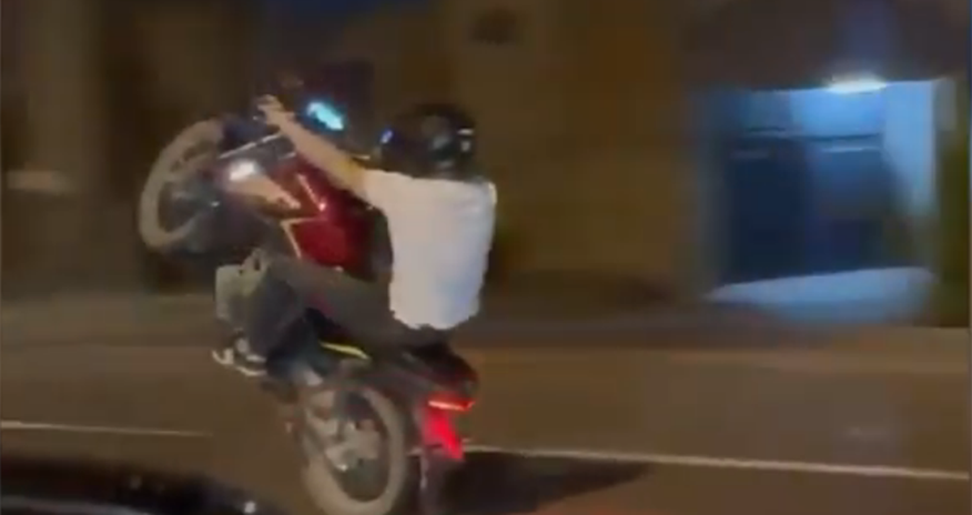 Bakıda motoxuliqanlıq edən şəxs həbs olunub - Video Bakıda motoxuliqanlıq edən şəxs həbs olunub - Video