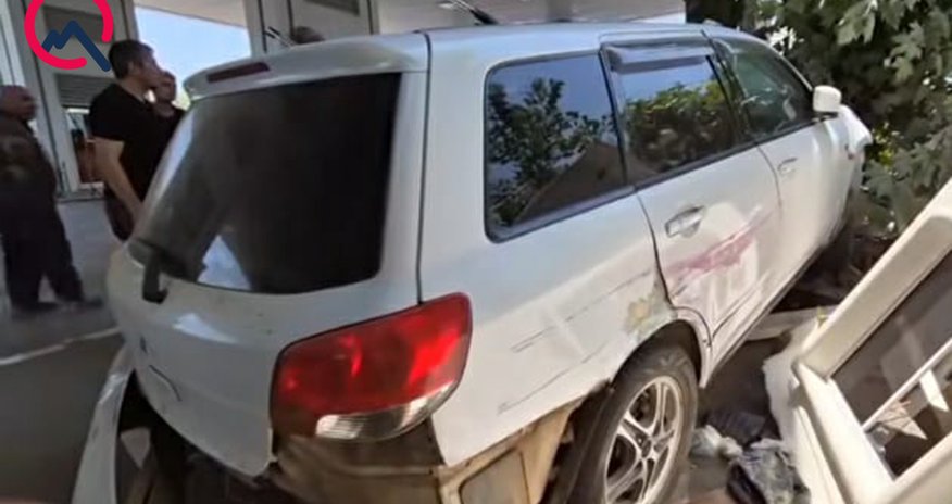 Salyanda "KamAZ"la toqquşan avtomobil yanacaqdoldurma məntəqəsinə çırpılıb Salyanda "KamAZ"la toqquşan avtomobil yanacaqdoldurma məntəqəsinə çırpılıb