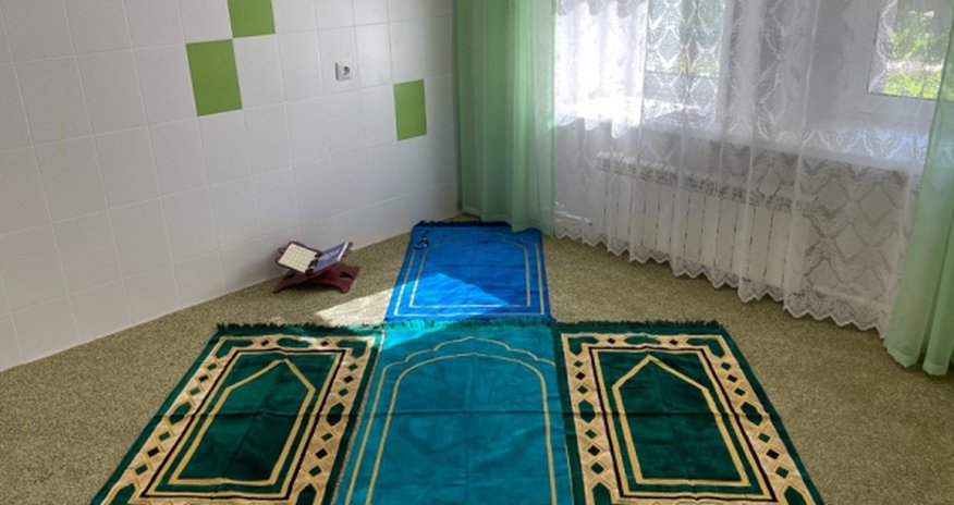 В каждую школу по комнате для намаза В каждую школу по комнате для намаза