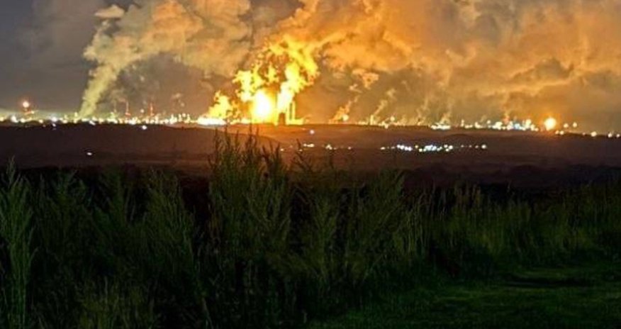 Загорелось крупнейшее в Европе предприятие нефтехимии Загорелось крупнейшее в Европе предприятие нефтехимии