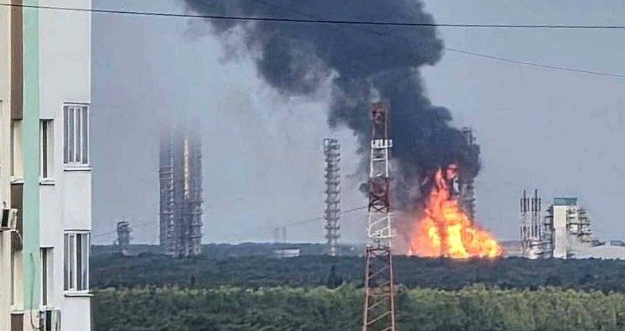 После атаки беспилотника остановился крупнейший в России нефтехимический комплекс После атаки беспилотника остановился крупнейший в России нефтехимический комплекс