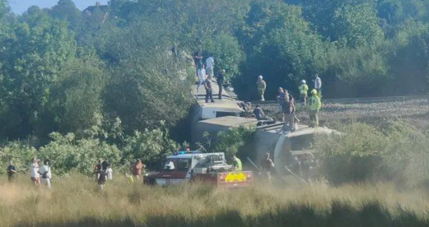 В Англии при сходе поезда с рельсов пострадали 11 человек В Англии при сходе поезда с рельсов пострадали 11 человек