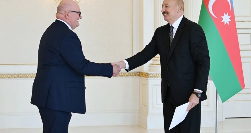 Ильхам Алиев принял верительные грамоты нового посла Великобритании Ильхам Алиев принял верительные грамоты нового посла Великобритании