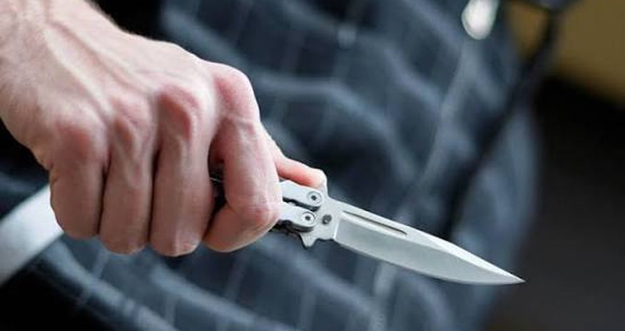 Ağdaşda kişi həyat yoldaşı və 17 yaşlı oğlunu bıçaqlamaqda şübhəli bilinir Ağdaşda kişi həyat yoldaşı və 17 yaşlı oğlunu bıçaqlamaqda şübhəli bilinir