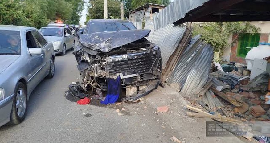 В Барде автомобиль врезался в жилой дом, пострадали три человека В Барде автомобиль врезался в жилой дом, пострадали три человека