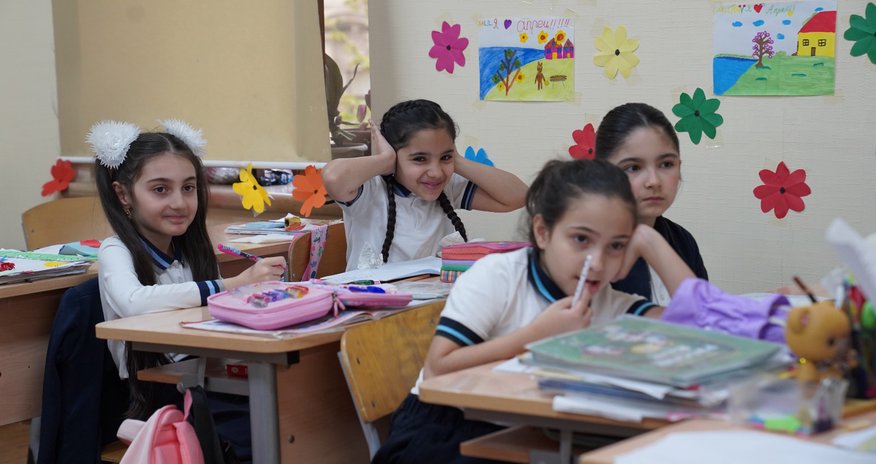 Azərbaycanda hər beş şagirddən biri ikinci və ya üçüncü növbədə təhsil alır Azərbaycanda hər beş şagirddən biri ikinci və ya üçüncü növbədə təhsil alır