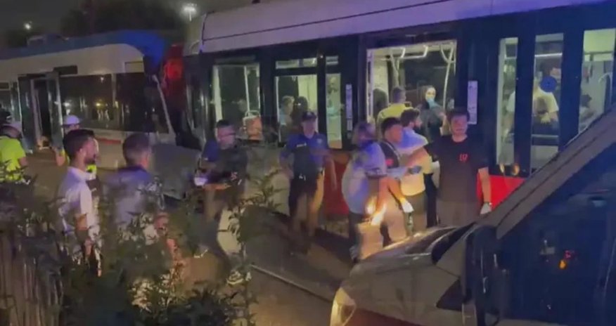 İstanbulda 2 tramvay toqquşub - xəsarət alanlar var İstanbulda 2 tramvay toqquşub - xəsarət alanlar var