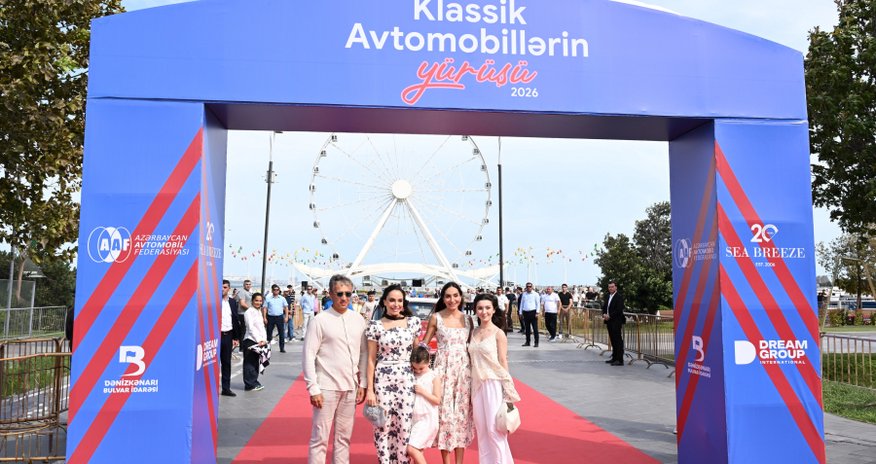 Leyla və Arzu Əliyevalar klassik avtomobil sərgisində Leyla və Arzu Əliyevalar klassik avtomobil sərgisində