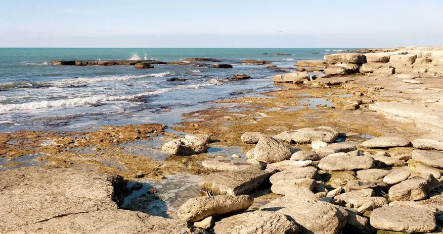 Aktau sahillərində yaxta qayaya çırpılıb, iki nəfər ölüb Aktau sahillərində yaxta qayaya çırpılıb, iki nəfər ölüb