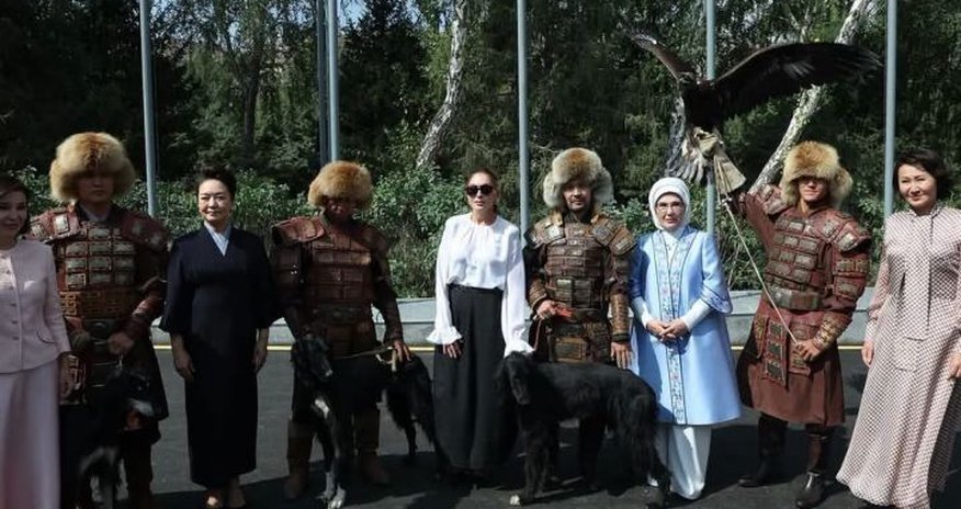 Mehriban Əliyeva Bişkekdə Qırğızıstan mədəniyyəti sərgisində olub Mehriban Əliyeva Bişkekdə Qırğızıstan mədəniyyəti sərgisində olub