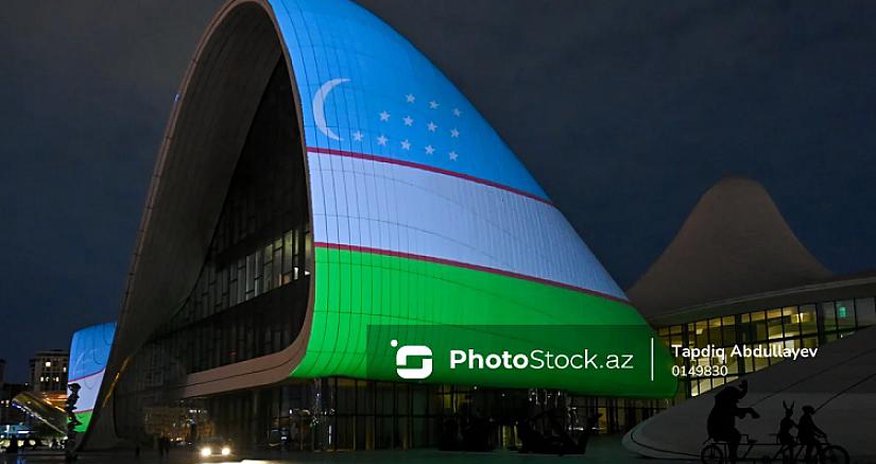 Здание Центра Гейдара Алиева в Баку подсвечено цветами флага Узбекистана Здание Центра Гейдара Алиева в Баку подсвечено цветами флага Узбекистана
