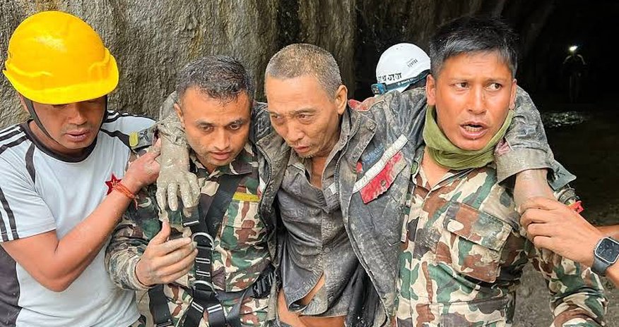 Непальские военные спасли иностранца из туннеля после наводнения Непальские военные спасли иностранца из туннеля после наводнения