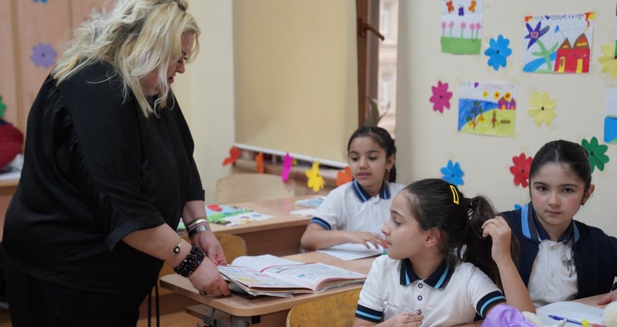 Valideynlərin 63%-i övladından həftədə azı bir dəfə gününün necə keçdiyini soruşur Valideynlərin 63%-i övladından həftədə azı bir dəfə gününün necə keçdiyini soruşur