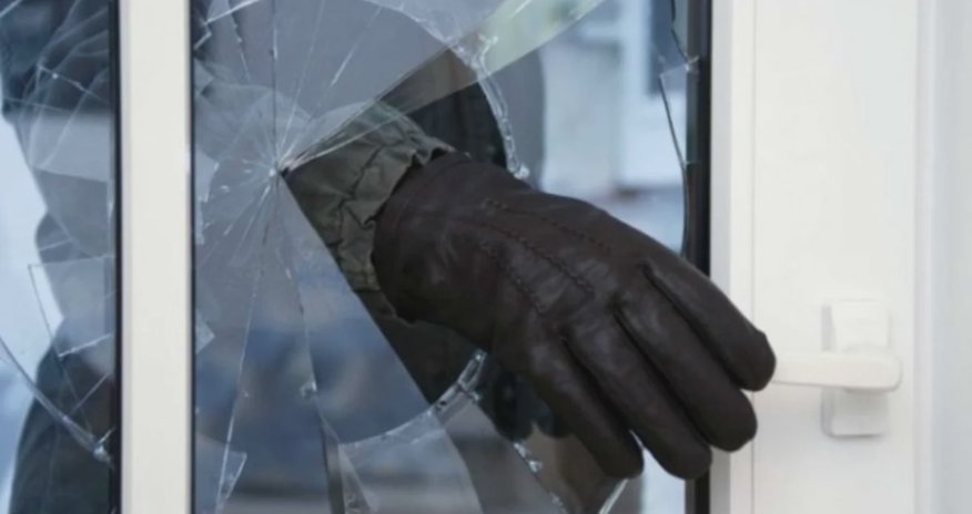 В Ширване из магазина украли более 18 тыс. манатов В Ширване из магазина украли более 18 тыс. манатов