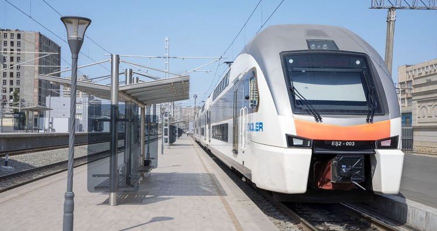 Bakı və Sumqayıt arasındakı qatar reyslərinin sayı növbəti dəfə artırılır Bakı və Sumqayıt arasındakı qatar reyslərinin sayı növbəti dəfə artırılır