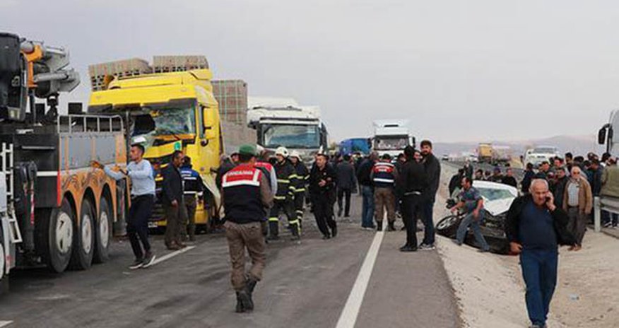 Песчаная буря вызвала массовое ДТП в Турции Песчаная буря вызвала массовое ДТП в Турции