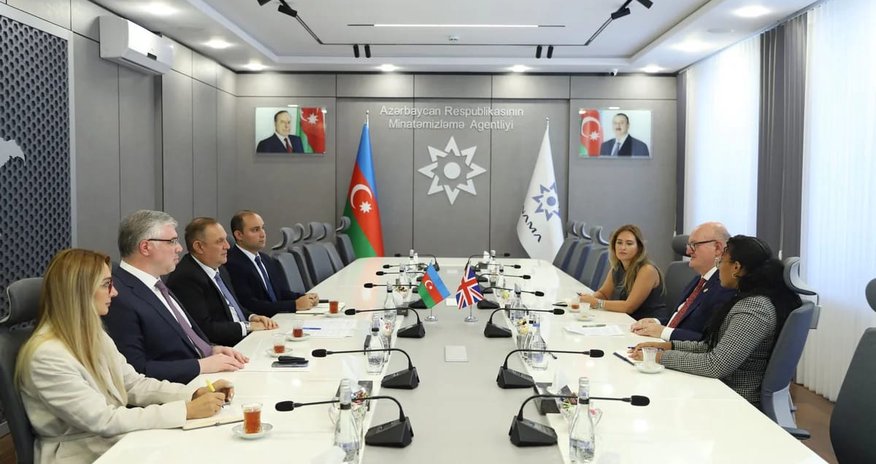 Azərbaycan və Böyük Britaniya arasında humanitar minatəmizləmədə gələcək layihələr müzakirə edilib Azərbaycan və Böyük Britaniya arasında humanitar minatəmizləmədə gələcək layihələr müzakirə edilib