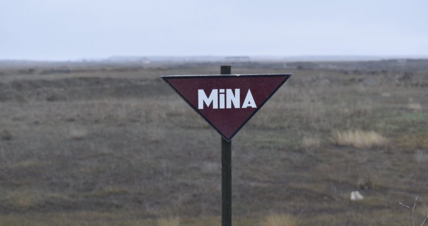 В Лачыне трактор подорвался на мине В Лачыне трактор подорвался на мине