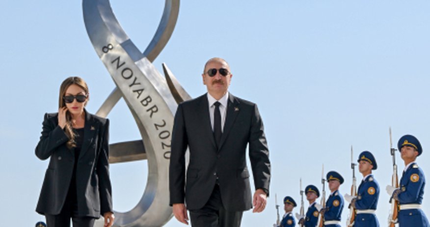 İlham Əliyev və Mehriban Əliyeva Zəfər parkını ziyarət ediblər İlham Əliyev və Mehriban Əliyeva Zəfər parkını ziyarət ediblər