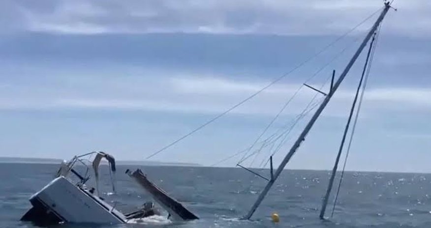 В водах Нигерии затонуло судно с десятками людей на борту В водах Нигерии затонуло судно с десятками людей на борту