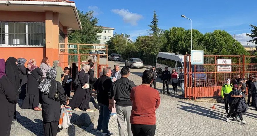 İstanbulda məktəbə hücum edən şagird 1 nəfəri öldürüb, 7 nəfəri yaralayıb İstanbulda məktəbə hücum edən şagird 1 nəfəri öldürüb, 7 nəfəri yaralayıb
