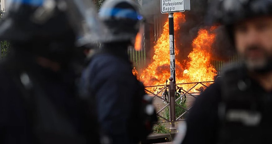 Во Франции произошли столкновения полиции и протестующих, задержаны 500 человек Во Франции произошли столкновения полиции и протестующих, задержаны 500 человек