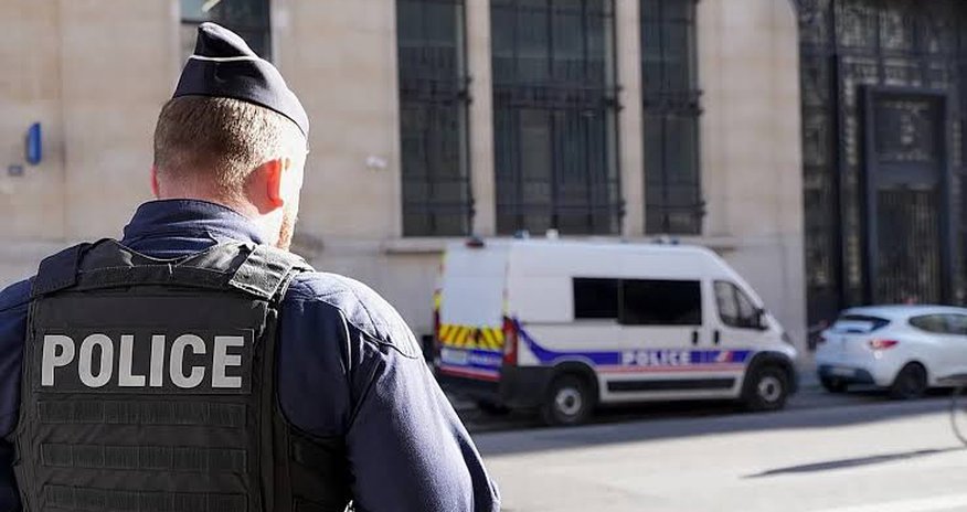 Во Франции задержали трех подростков по подозрению в торговле украденными данными Во Франции задержали трех подростков по подозрению в торговле украденными данными