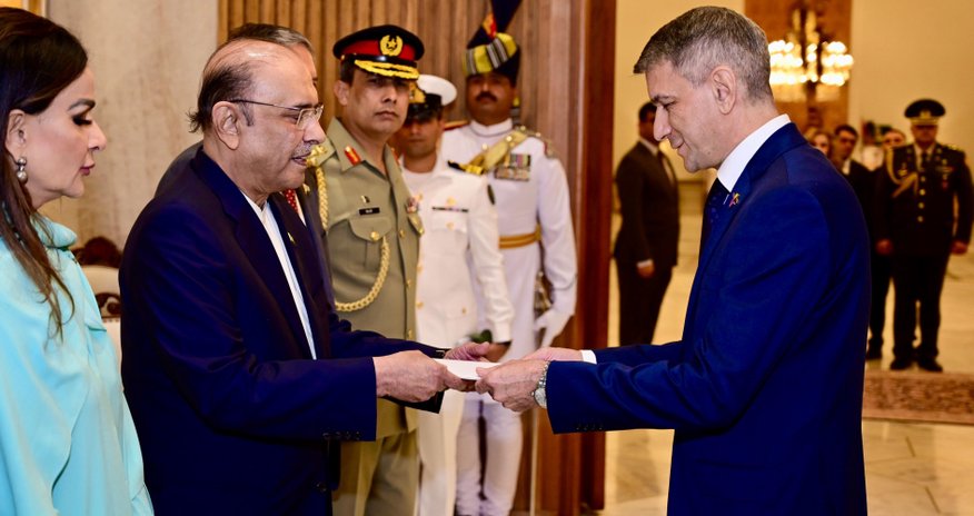 Azərbaycan səfiri etimadnaməsini Pakistan Prezidentinə təqdim edib Azərbaycan səfiri etimadnaməsini Pakistan Prezidentinə təqdim edib