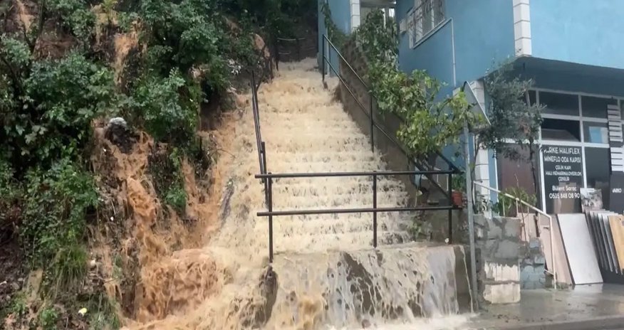 İstanbulda seldə ölənlərin sayı 3-ə çatıb, 4 nəfər itkin düşüb İstanbulda seldə ölənlərin sayı 3-ə çatıb, 4 nəfər itkin düşüb