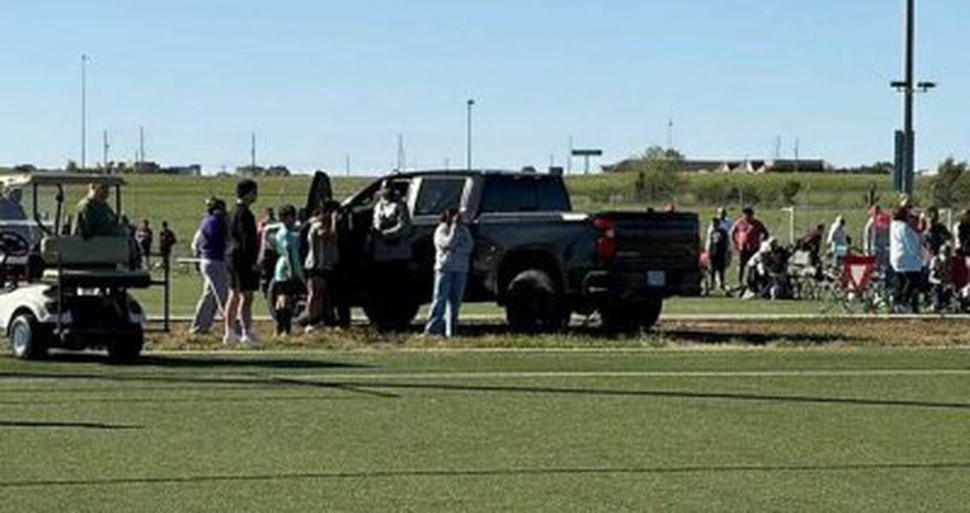В США автомобиль наехал на толпу болельщиков: есть погибшие В США автомобиль наехал на толпу болельщиков: есть погибшие